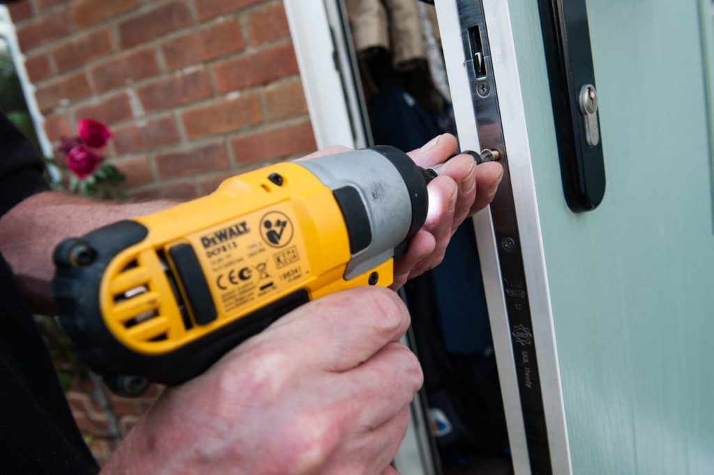 Установка гаражных замков с выездом в Салавате